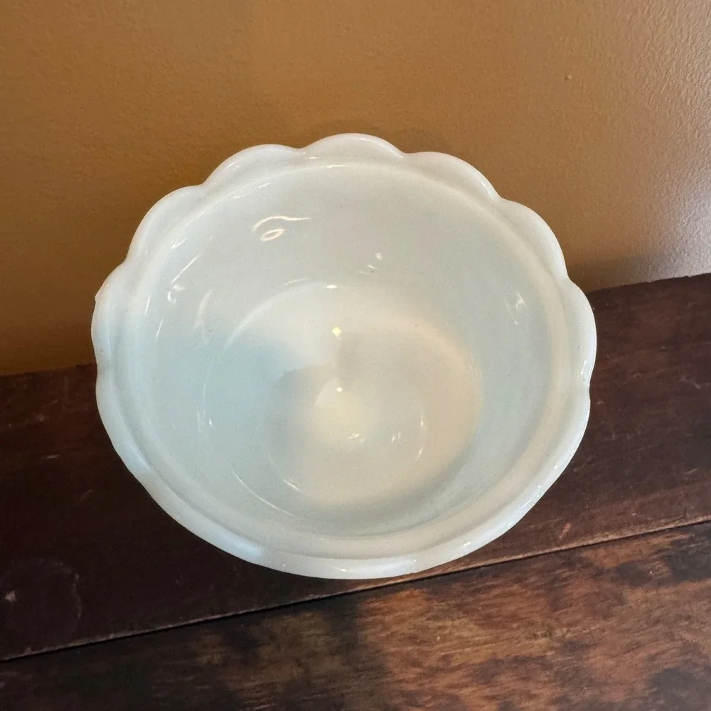 Vintage White Milk‎ Glass Pedestal Bowl Candy Dish Scalloped Edge Quilted